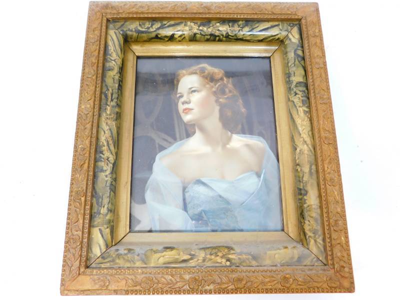 lot 27 image: 1930s Glamour photo in ornate frame