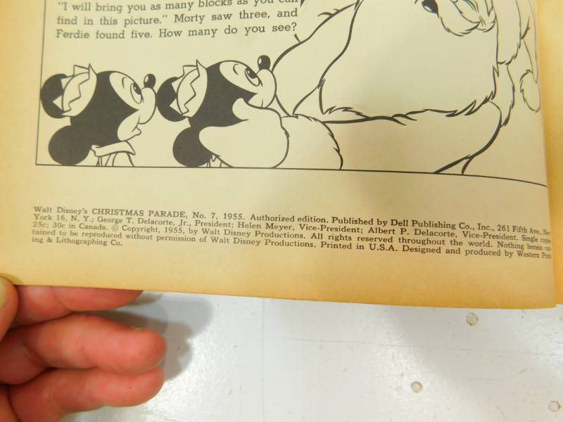lot 46 image: Walt Disney Christmas Parade #7 Squarebound vintage Comic Book 1955
