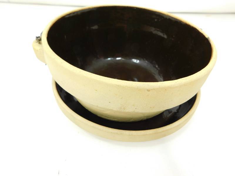 lot 72 image: Vintage Star Ceramic Glazed bean pot & plate