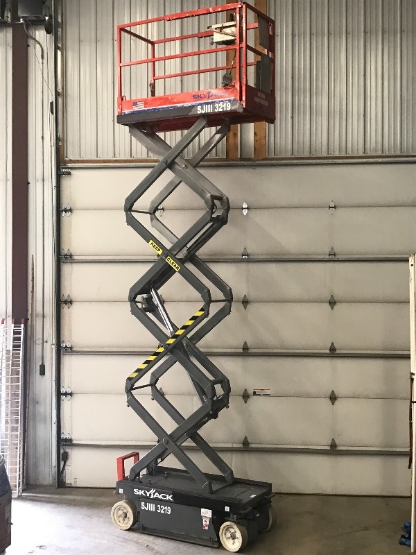 lot 1 image: SkyJack SJIII-3219 Commercial Scissor Lift