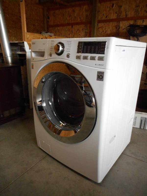 NEW ScratchDent LG- 4.5 cu.ft High Efficiency Front Load Washer with steam in White