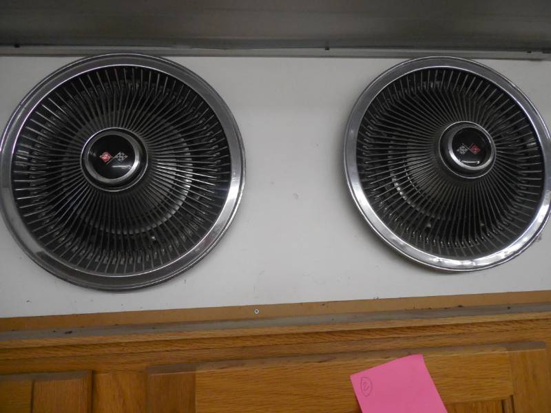 lot 2 image: SET OF 4 1968-72 CORVETTE FACTORY HUB CAPS