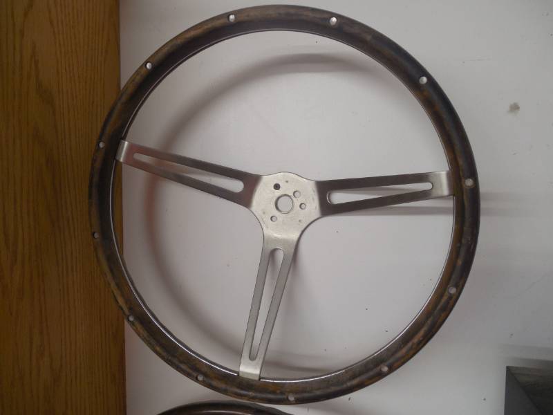 lot 11 image: OLD WOOD STEERING WHEEL