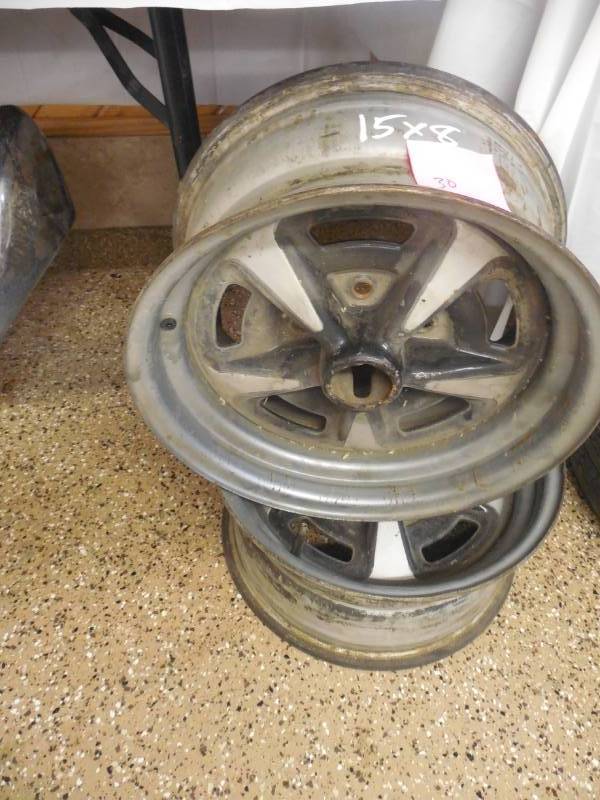 lot 30 image: (2) 15 X 8 PONTIAC RIMS