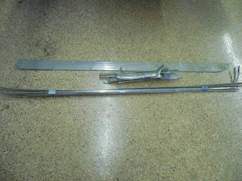 lot 32 image: 1958 IMPALA SIDE CHROME TRIM PIECES