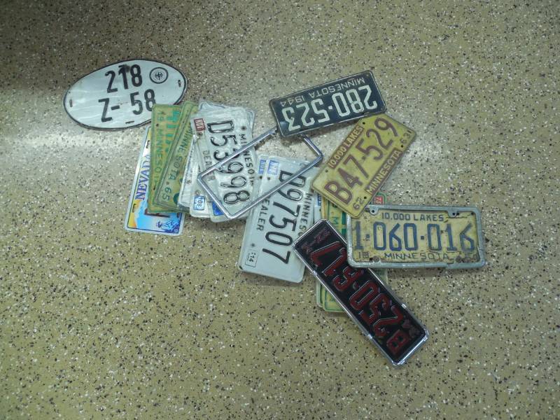 lot 39 image: ANTIQUE LICENSE PLATE COLLECTION