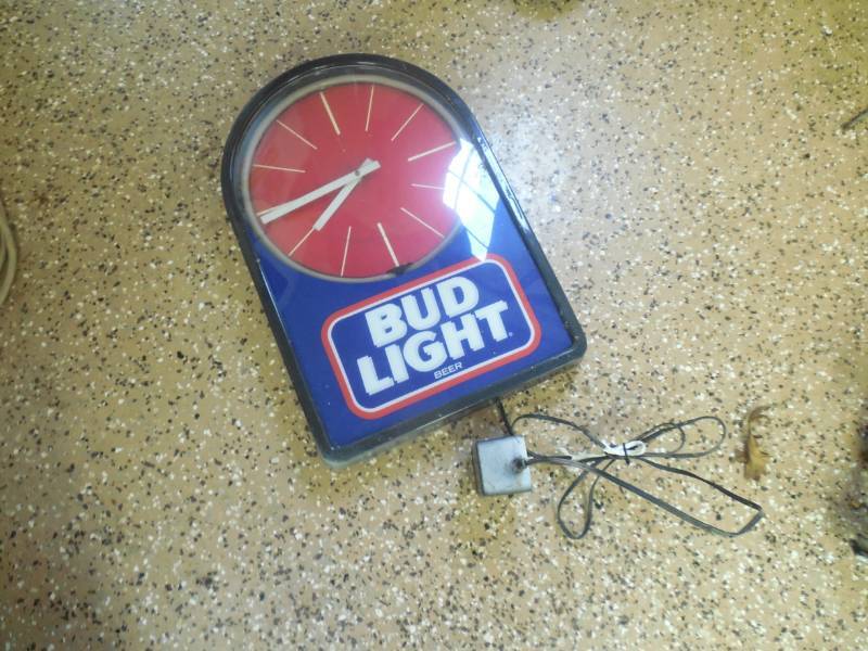 lot 42 image: BUD LIGHT LIGHTED CLOCK
