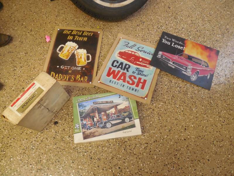 lot 44 image: METAL SIGN COLLECTIBLE LOT