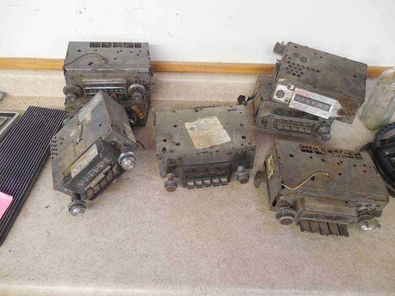 lot 48 image: (7) OLD RADIOS 2 OF THEM ARE AMFM