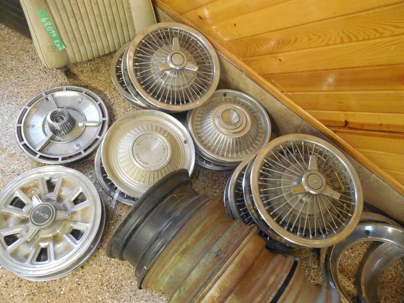 lot 52 image: LATE 60S HUB CAP  BEAUTY RING LOT - GM