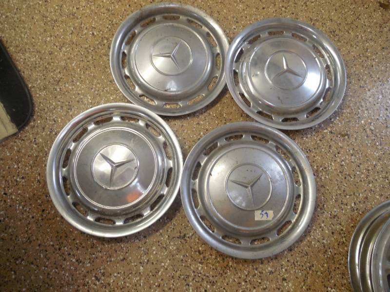 lot 53 image: SET OF 4 1961 MERCEDES BENZ HUB CAP SET