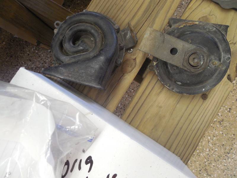 lot 67 image: (4) 1967 GTO HORNS WITH RELAYS