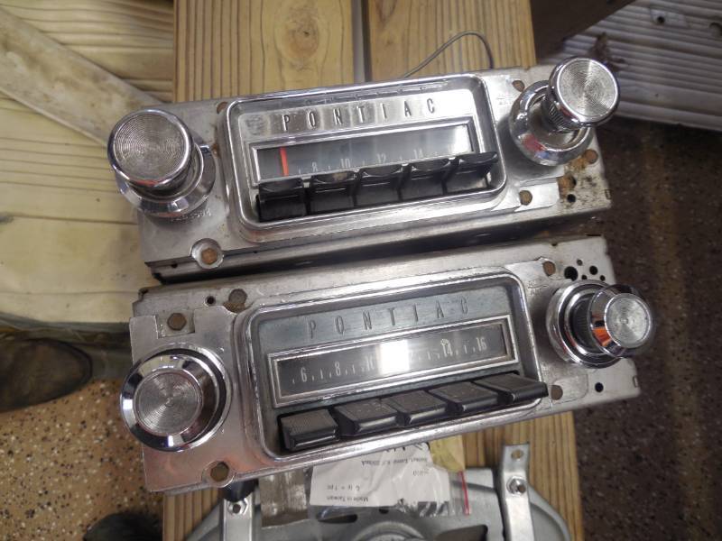 lot 70 image: 1966-67 GTO 2 AM RADIOS WITH ASSORTED KNOBS & MORE