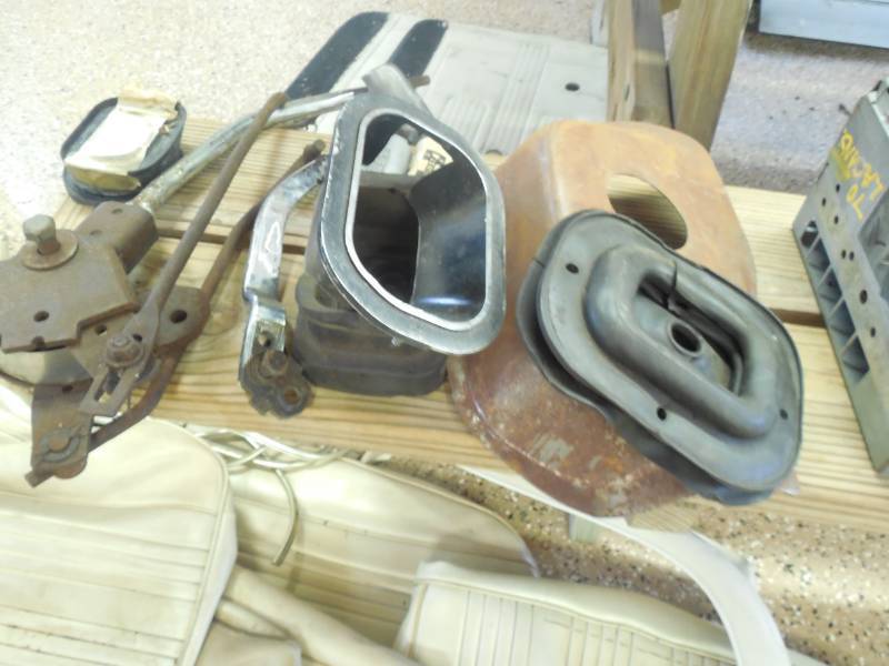 lot 73 image: LATE 60S 4 SPEED SHIFTER  KNOBS  BOOTS LOT