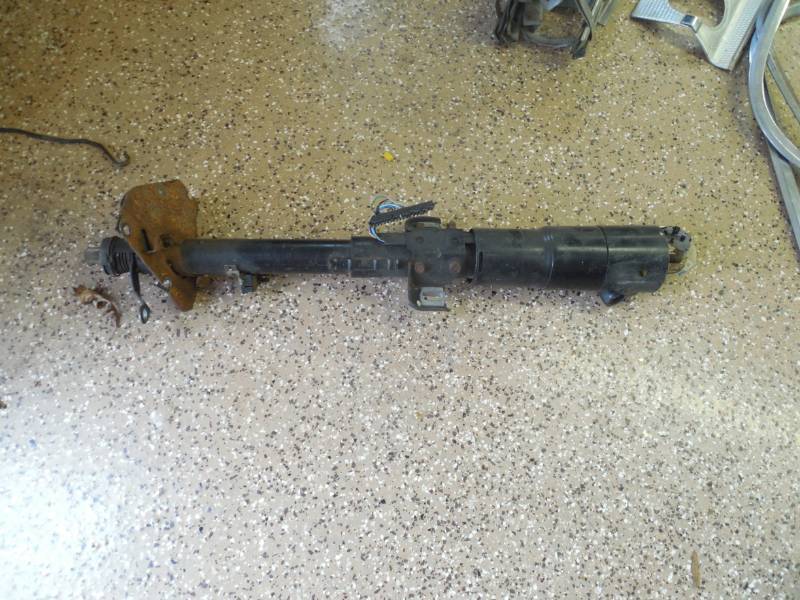 lot 77 image: CHEVY STEERING COLUMN