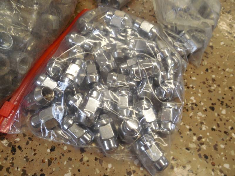 lot 87 image: ASSORTED LUG NUT LOT
