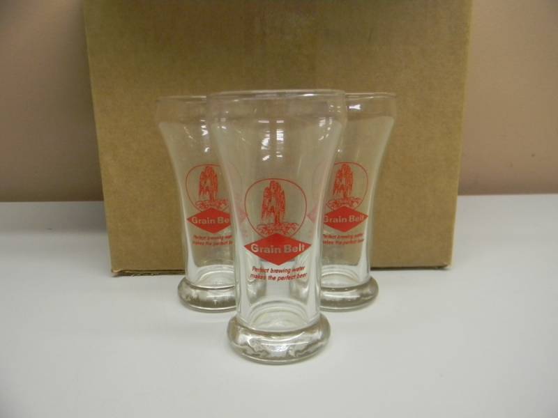 lot 23 image: 12 VINTAGE GRAIN BELT BEER GLASSES - SEE PICTURES