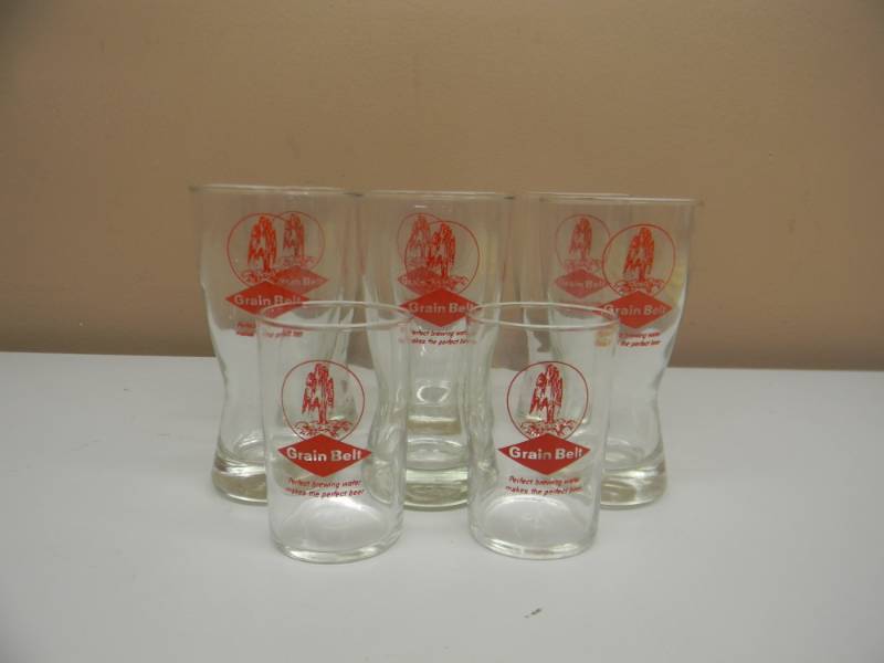 lot 24 image: 8 VINTAGE GRAIN BELT BEER GLASSES - SEE PICTURES