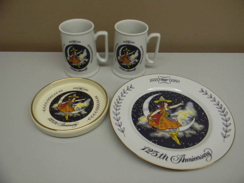 lot 64 image: NOS - MILLER 125TH ANNIVERSARY PLATE, ASHTRAY & 2 MUGS - NEW CONDITION - SEE PICTURES
