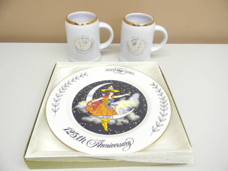 lot 65 image: NOS - MILLER 125TH ANNIVERSARY PLATE (IN BOX) & 2 MUGS - NEW CONDITION - SEE PICTURES