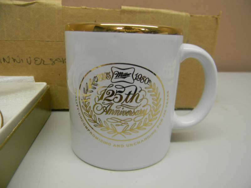 lot 66 image: NOS - MILLER 125TH ANNIVERSARY PLATE (IN BOX) & 6 MUGS (IN BOX) - NEW CONDITION - SEE PICTURES