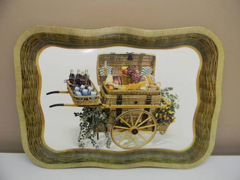 lot 99 image: VINTAGE ANTIQUE 1958 COKE TRAY - NICE CONDITION FOR ITS AGE - APPROX 19 BY 14 - SEE PICTURES