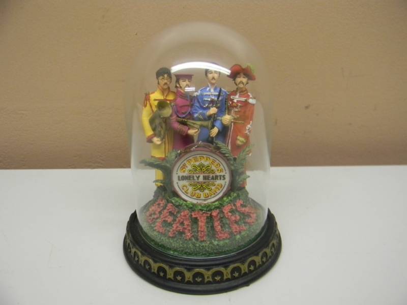 lot 102 image: The Beatles Franklin Mint SGT PEPPERS LONELY HEARTS CLUB BAND Limited Edition Music Box 1995 - AWESOME - SEE PICTURES