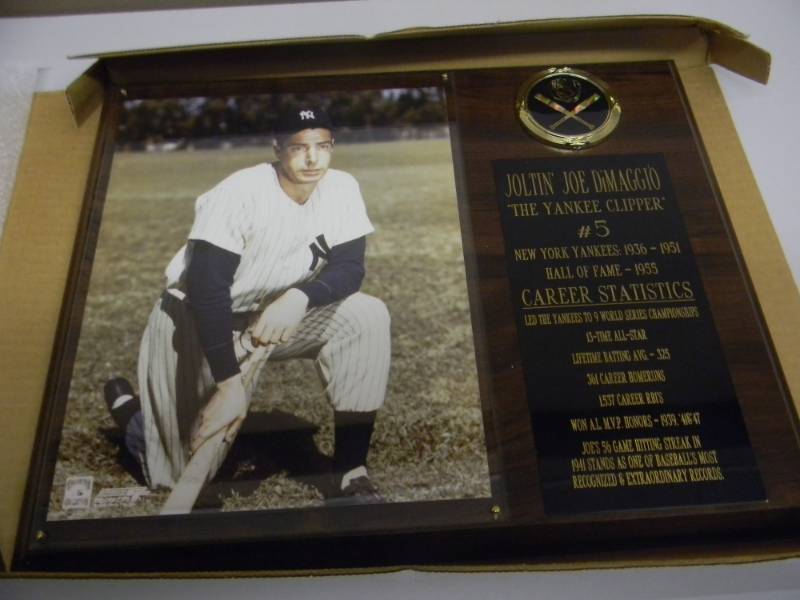 lot 121 image: VINTAGE JOLTIN JOE DIMAGGIO THE YANKEE CLIPPER PLAQUE - NEW IN BOX - SEE PICTURES