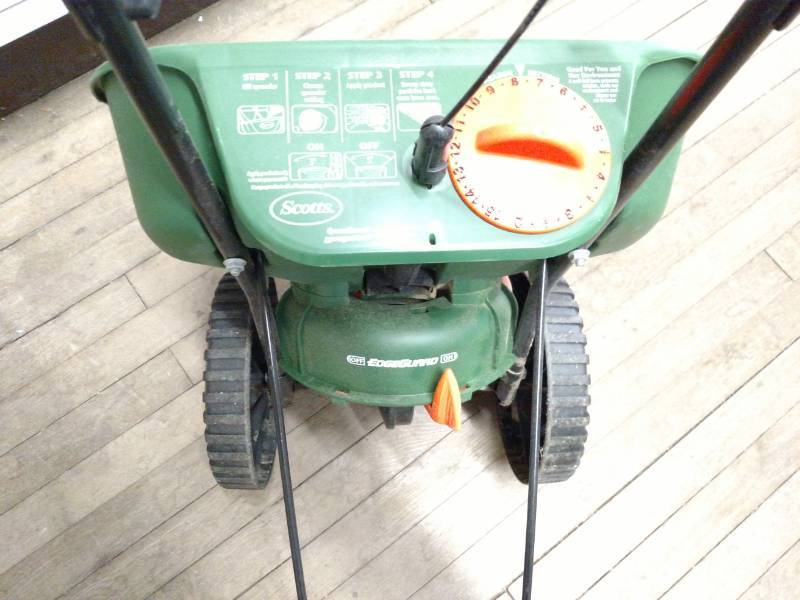 lot 561 image: Scotts Broadcast Spreader, Used, Wo...