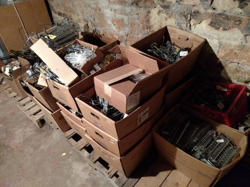 lot 594 image: Asstd Shelving Hooks & Misc, Bring...
