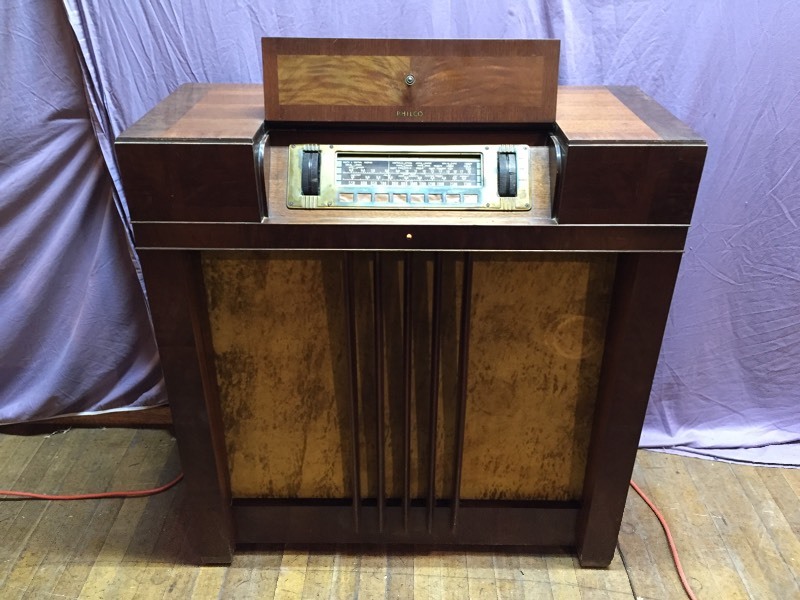 lot 101 image: Vintage Cabinet Radio