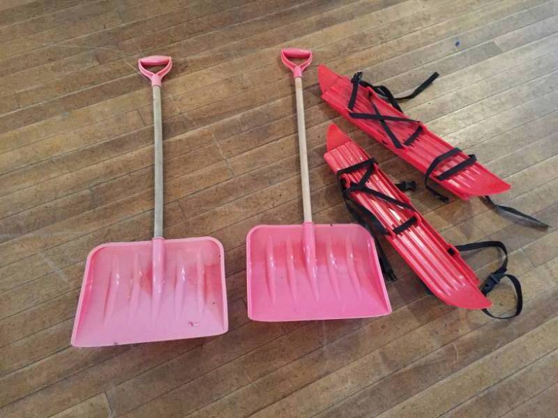 lot 140 image: Kids Snow Shoes & Snow Shovels