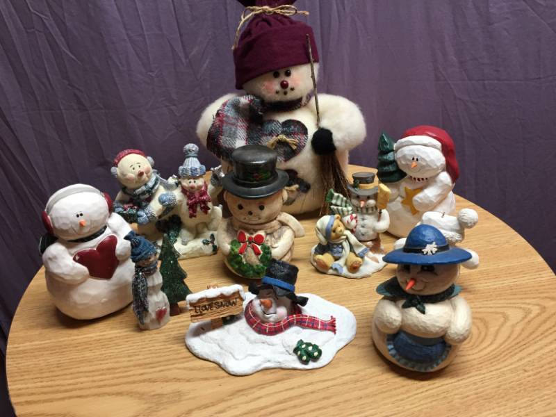 lot 141 image: Decorative Snowmen