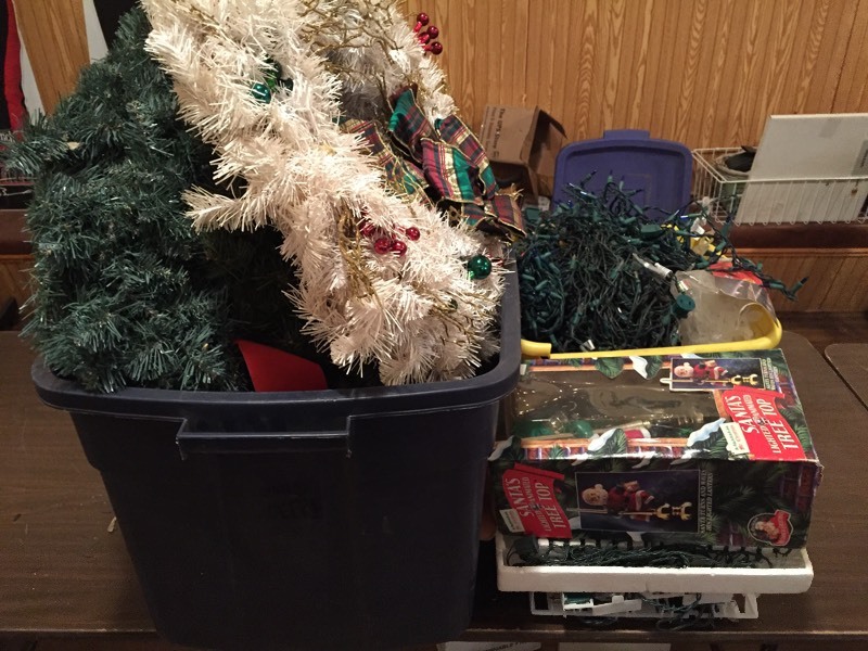 lot 147 image: Christmas Wreaths & Lights