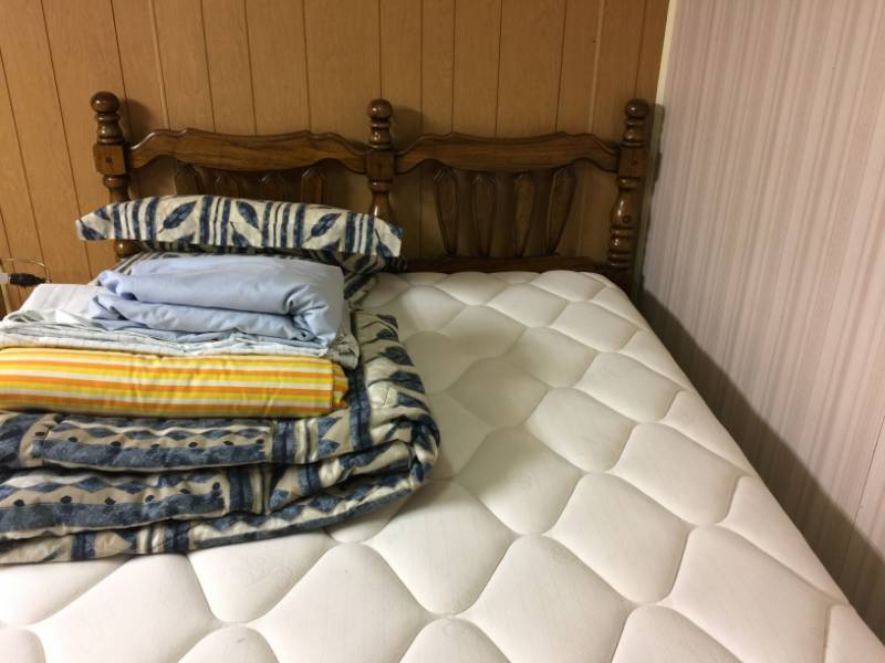 lot 114 image: Full Size Bed & Frame