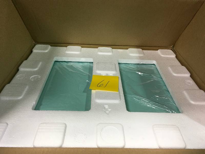 lot 61 image: Nostalgia RMO4AQ Retro Series Microwave Oven 0.9 cu. ft Aqua not used