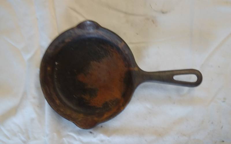 lot 19 image: Griswold No. 3 Cast Iron Skillet