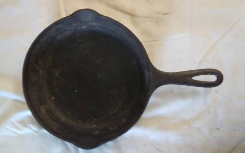 lot 21 image: Griswold No. 6 Cast Iron Skillet