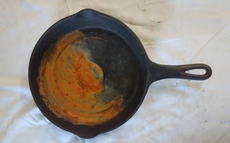 lot 22 image: Vintage Cast Iron Skillet - 10 Inch