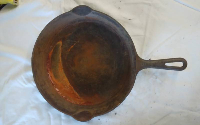 lot 23 image: Griswold No. 9 Cast Iron Skillet
