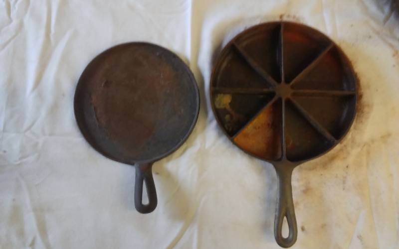 lot 26 image: Cast Iron Corn Bread Skillet - 9 Inch, Cast Iron TrivetBase - 8 Inch