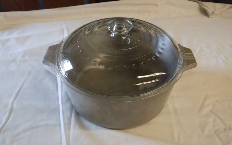 lot 27 image: Wagner Ware Magnalite -O- #4248 Dutch Oven With Glass Basting Lid