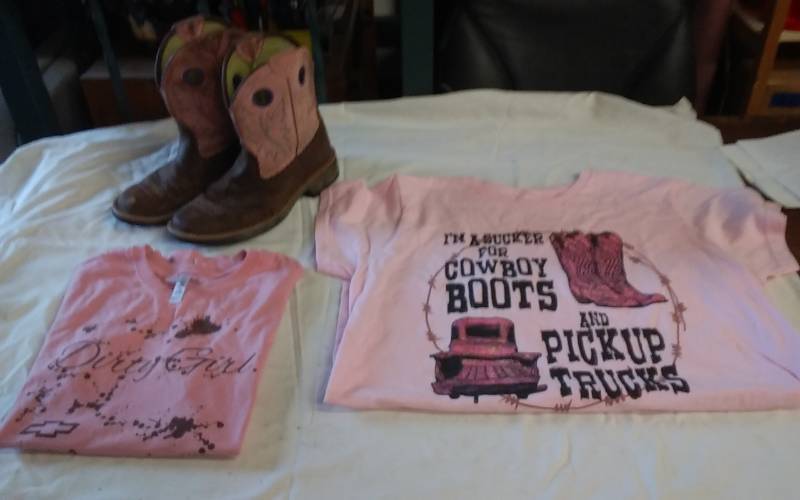 lot 40 image: Ariat Ladies Size 8 Pink Boots, 2-Pink T-Shirts Size M
