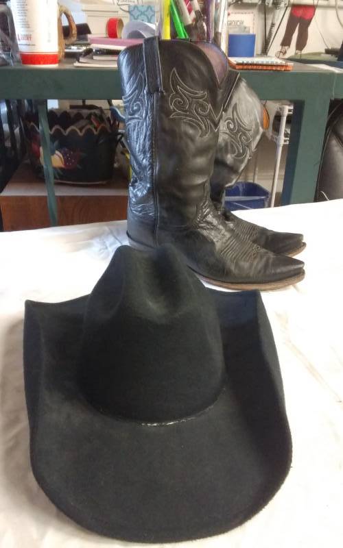 lot 47 image: Mens Black Leather Cowboy Boots Size 9, Black Lonestar Brand Hat Size 7-18