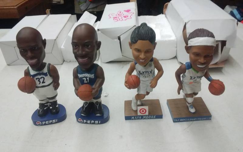 lot 78 image: 4-Bobble Heads (2-Wolves, 2-Lynx)