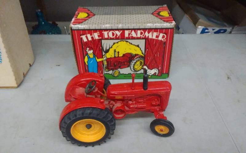 lot 92 image: Massey-Harris 55 Diesel With Original Box (Ertl-Dyersville, Iowa)