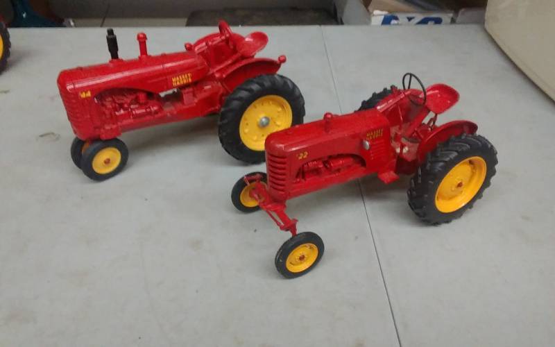 lot 97 image: 2-Massey-Harris Tractors (22-Dyersville, 44-Ertl)