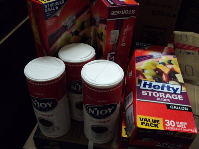 lot 94 image: 120 Hefty gallon slider bags and 3 ...