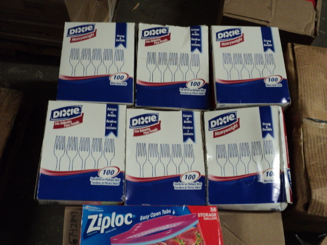 lot 125 image: 600 Dixie forks and 38 Ziploc gallo...