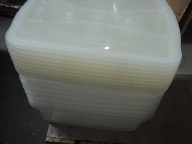 lot 126 image: 8 Rubbermaid 15 quart storage tubs ...